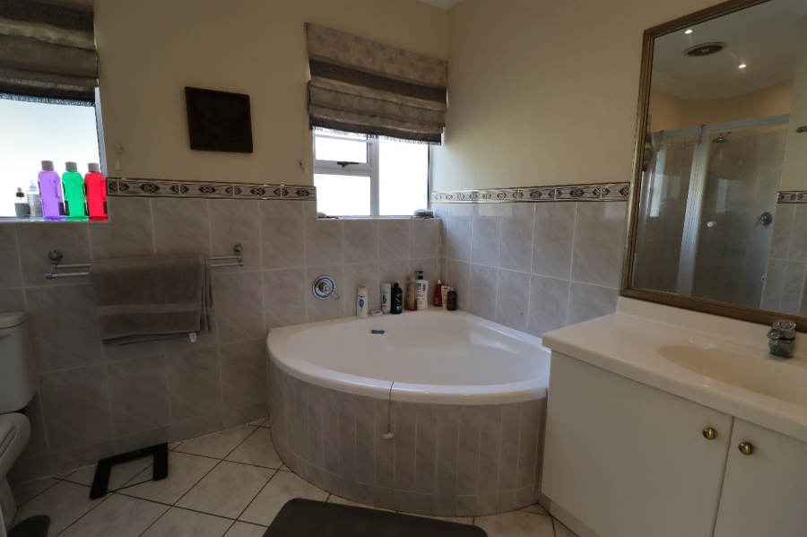 4 Bedroom Property for Sale in Summerstrand Eastern Cape